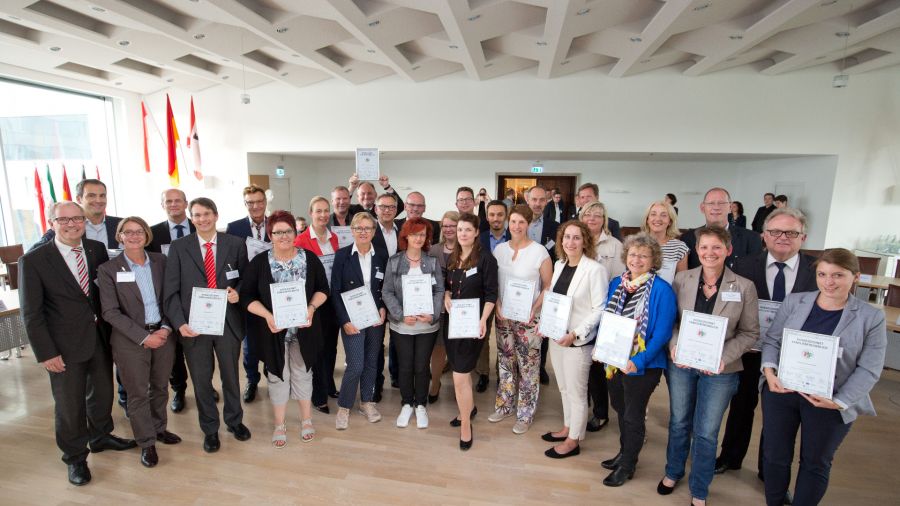 Auszeichnung Familienfreundliches Unternehmen im Kreis Paderborn (© Foto:Oliver Krato) Auszeichnung Familienfreundliches Unternehmen im Kreis Paderborn (© Foto:Oliver Krato)